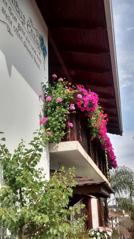 Hospedaria Gastehaus Enzian Treze Tílias Exteriör bild